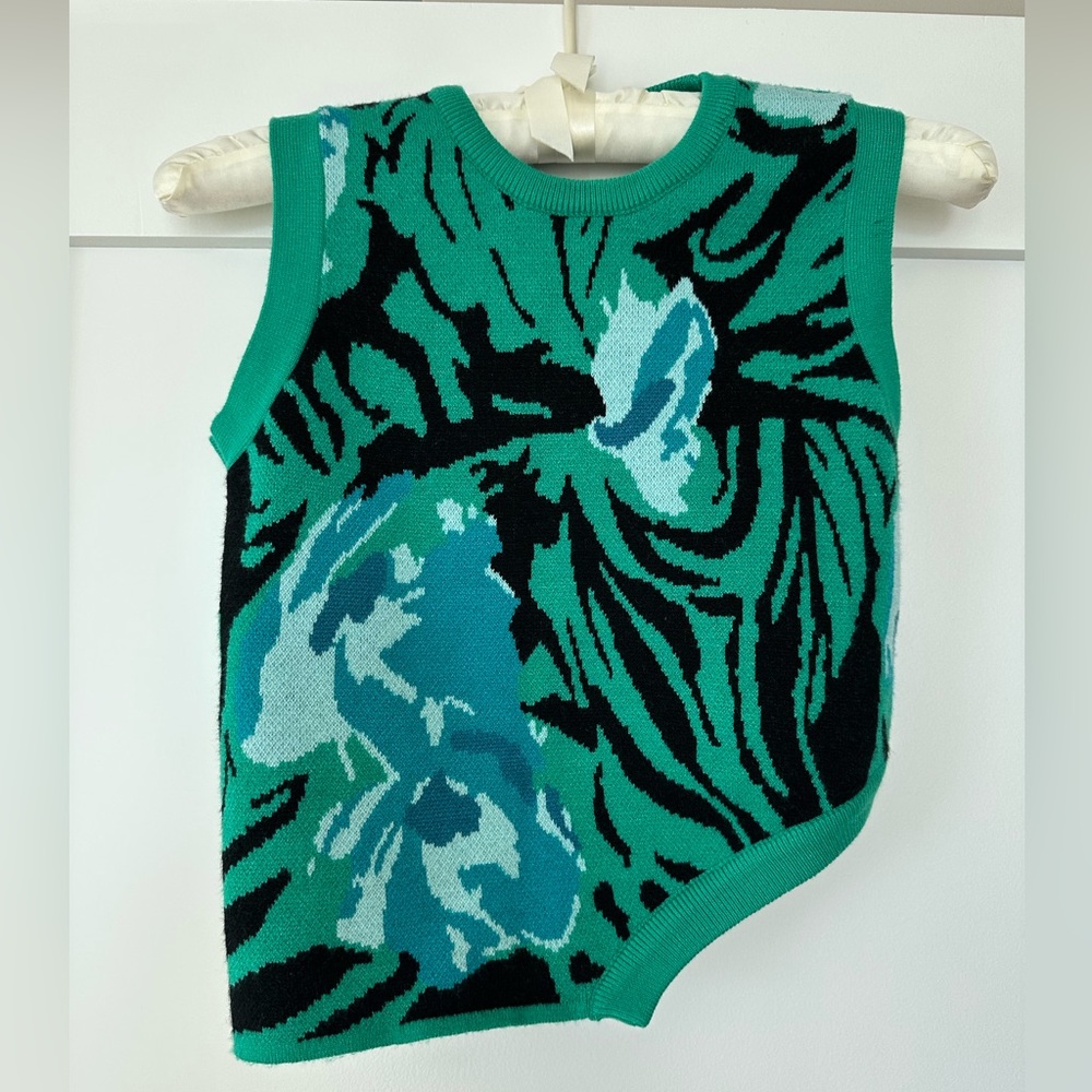 Unique sweater top. Gorgeous colors